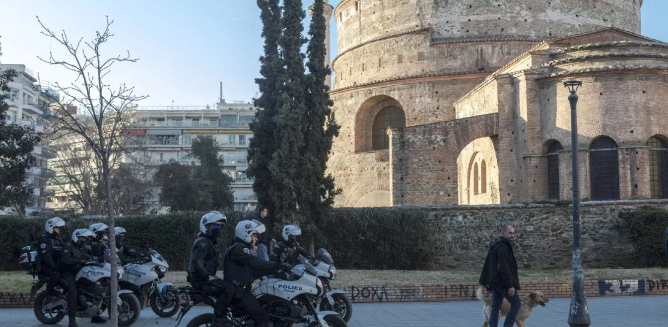 Βίντεο-ντοκουμέντο: Οι «ναρκοπιάτσες» της πλατείας… «Εσκομπάρ» στη Θεσσαλονίκη